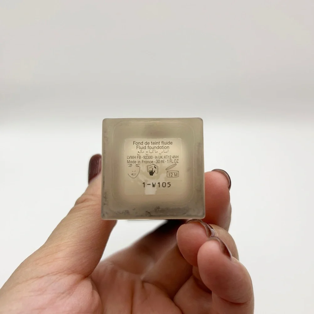 Givenchy PRISME LIBRE SKIN-CARING GLOW HYDRATING FOUNDATION in 1-W105